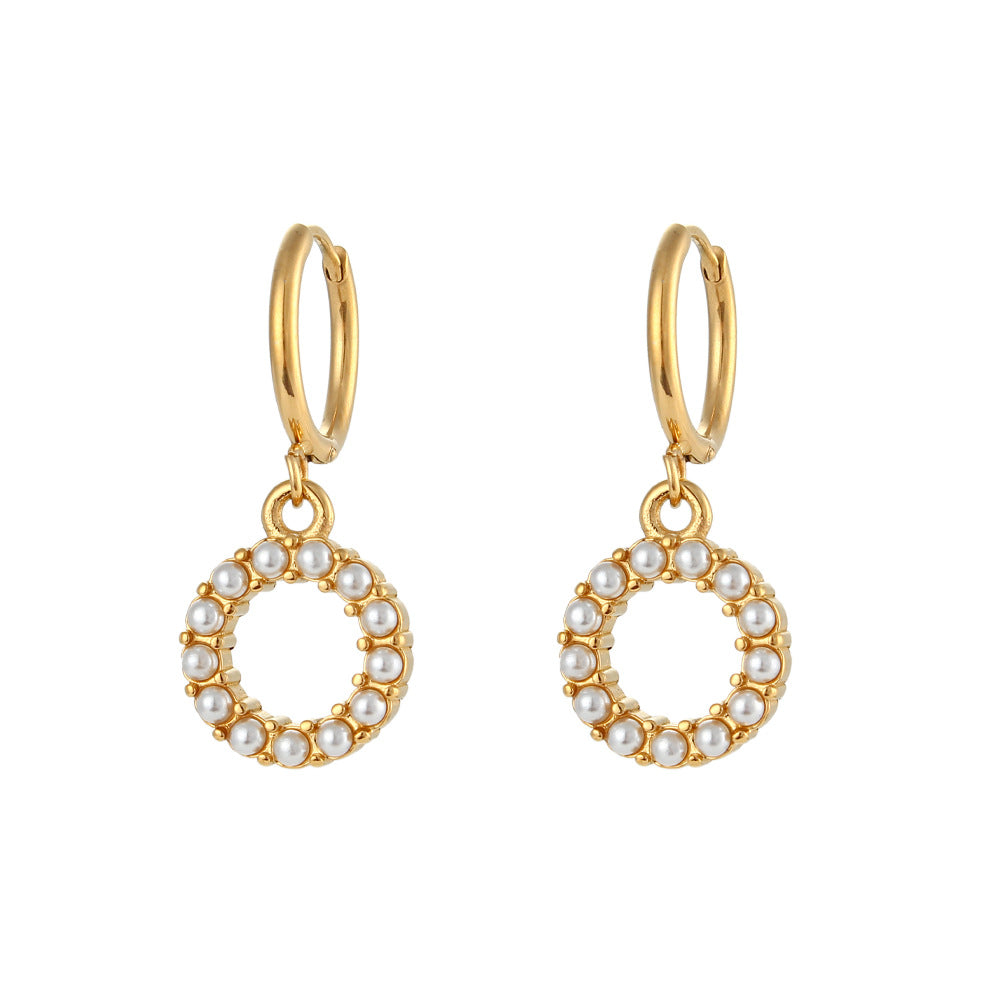 Orecchini a perno a forma di lettera dal design minimalista per donna in acciaio inossidabile con placcatura in oro 18 carati e dettagli in perle