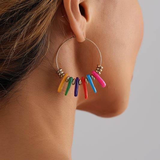 Aretes de aro grandes geométricos minimalistas para mujer con acabado esmaltado y detalles de concha coloridos