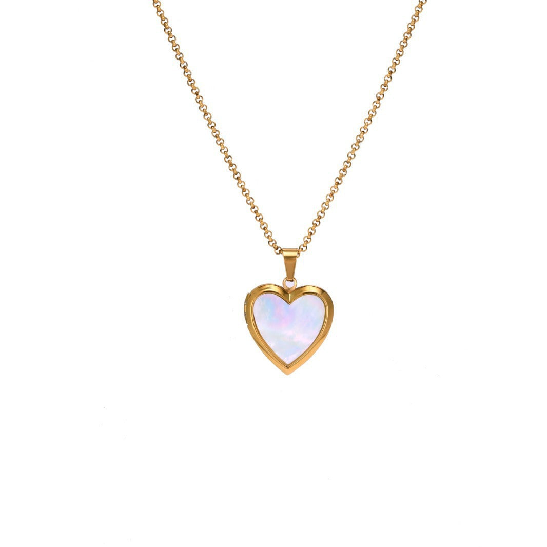 Collana con Ciondolo di Lusso a Cuore in Acciaio al Titanio con Intarsio in Conchiglia Naturale e Finitura Galvanizzata, Design a Catena a O per Uso Unisex