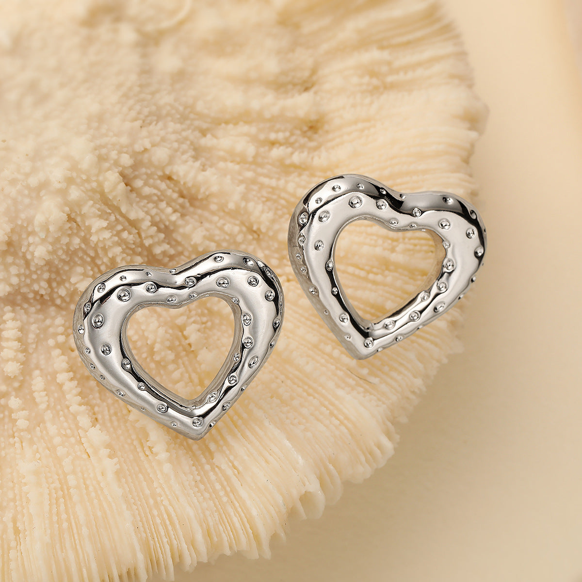 Orecchini a perno da donna minimalistici Punk a cuore cavo in rame placcato oro 18K