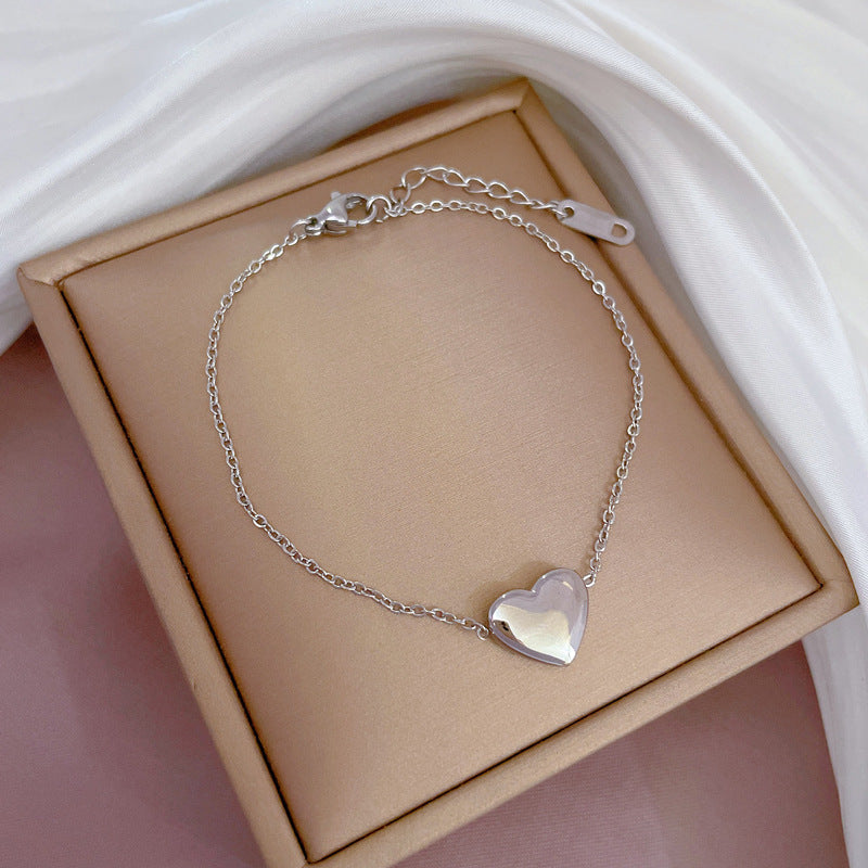 Bracciale a Cuore Minimalista in Acciaio al Titanio Tonalità Fredda per Donna con Intarsio Dorato e Texture Ondulata