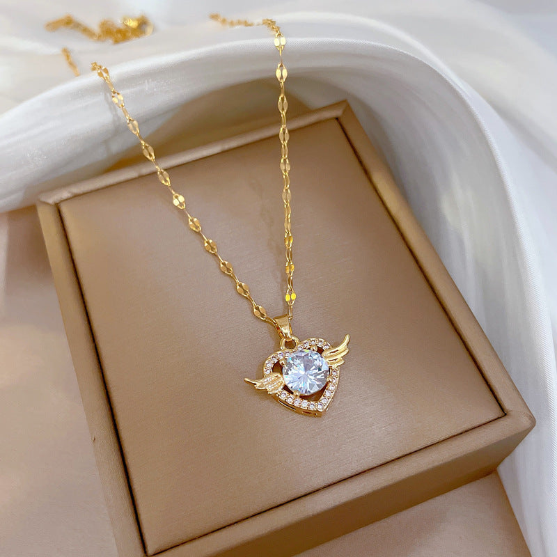 Collana in Acciaio al Titanio con Intarsi in Strass Geometrici a Cuore Dolce Minimalista di Lusso da Donna