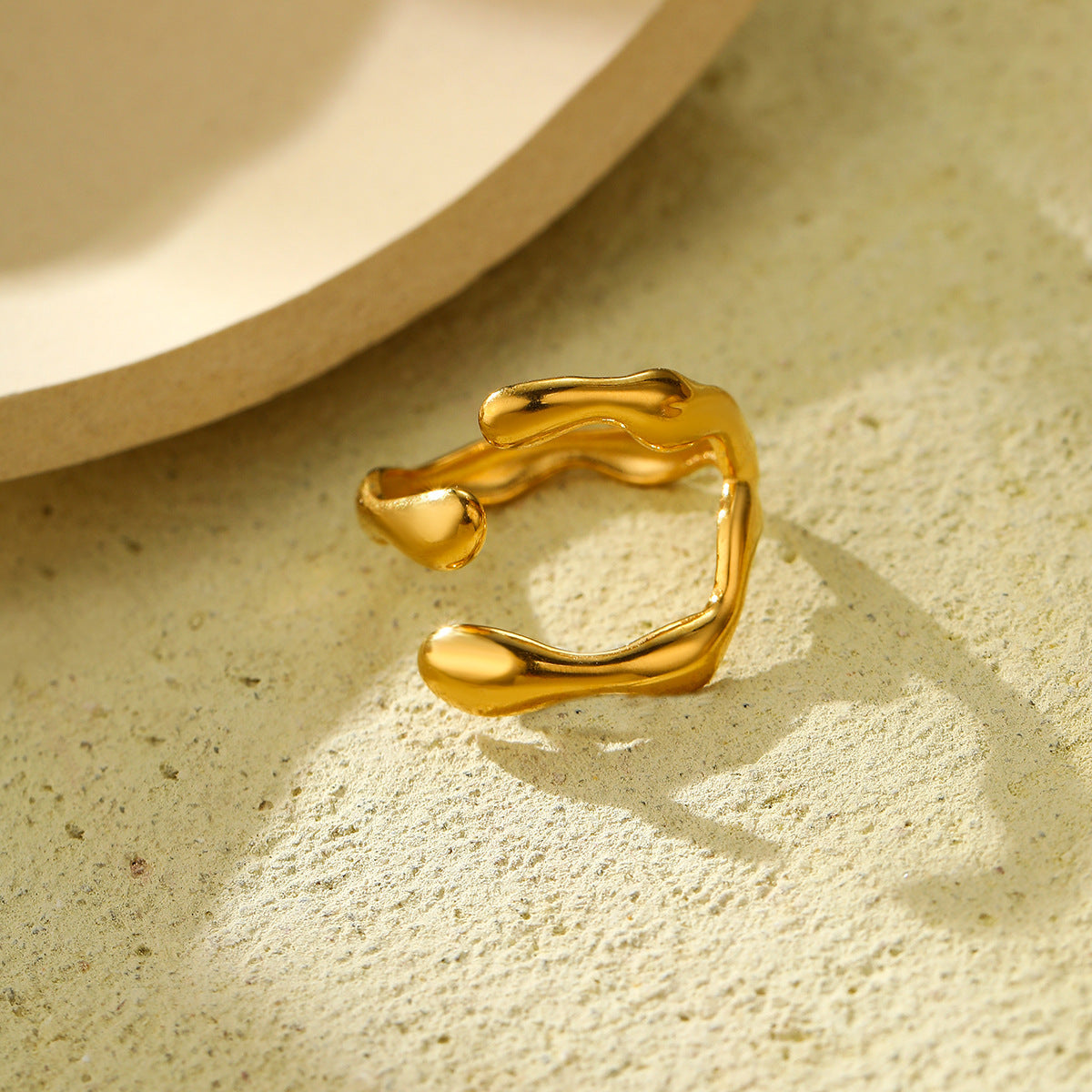 Anillo abierto de acero de titanio geométrico irregular con acabado chapado para accesorio de moda femenina