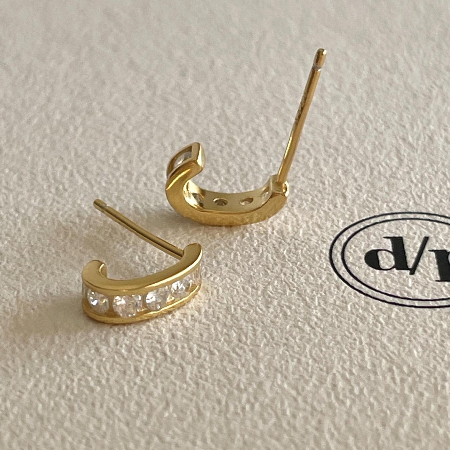 Pendientes de Plata de Ley 925 con Diseño de Letras Minimalistas, Incrustación de Circonita y Recubrimiento de Resina Transparente