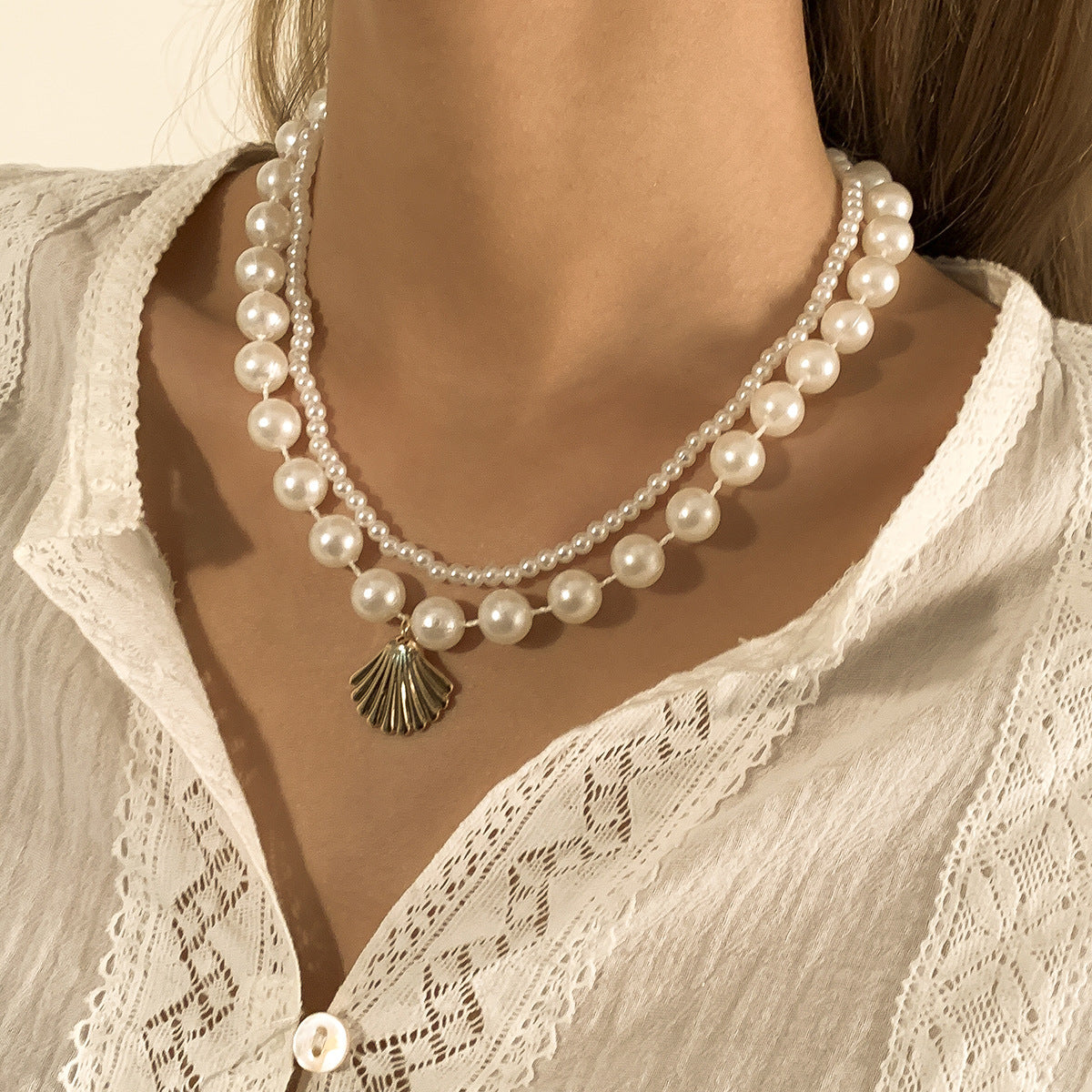 Elegante collar de varias capas inspirado en el océano con concha geométrica y detalles de perlas de imitación para mujer