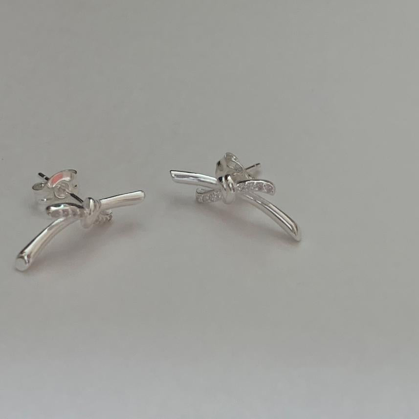 Pendientes minimalistas en forma de lazo de plata de ley 925 con baño de oro para mujer