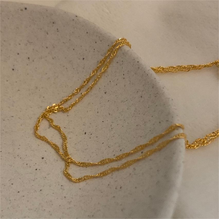 Collana in argento sterling 925 a forma di cuore minimalista con estetica intrecciata e delicata tonalità fredda