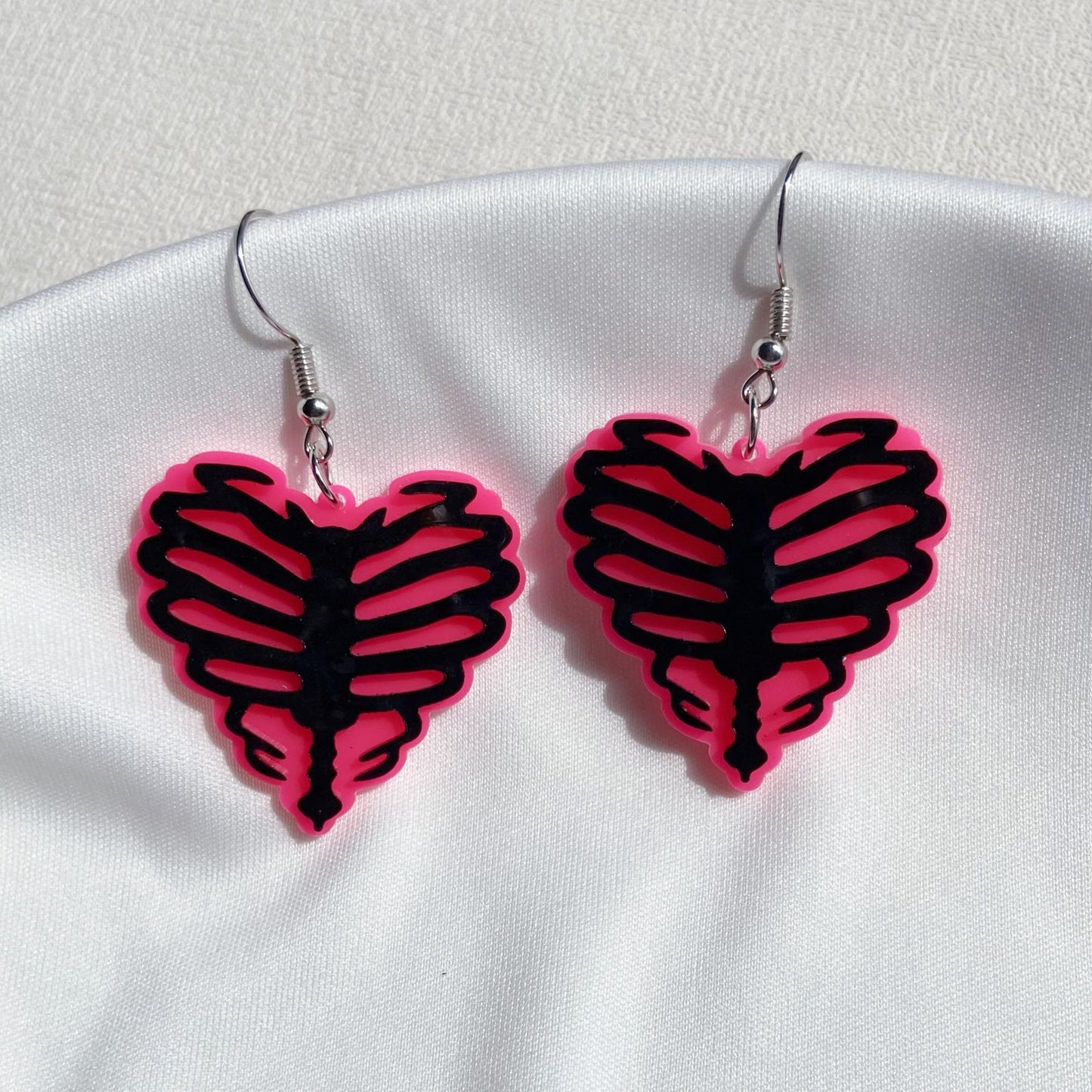 Parure di collana e orecchini in acrilico a forma di cuore in stile vintage con gocce e campanelli per donna