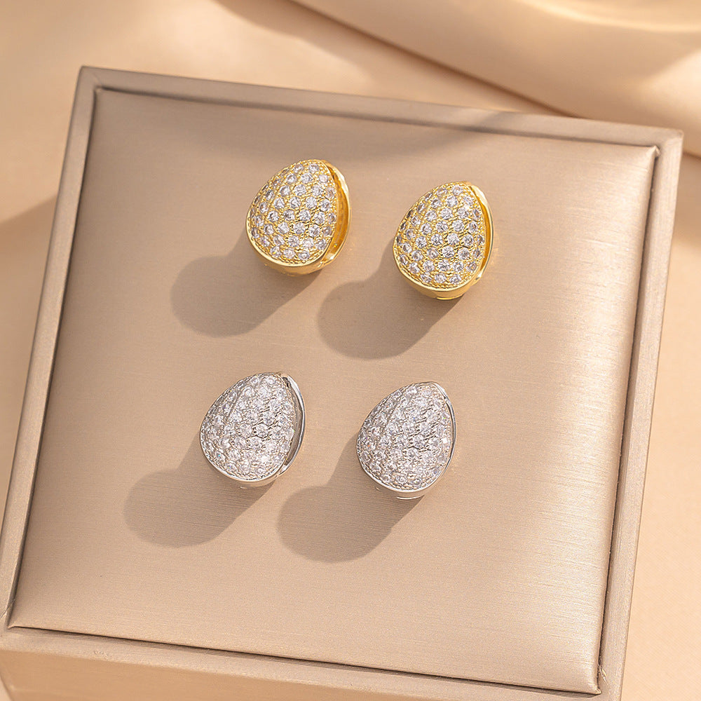 Orecchini da donna minimalisti moderni a forma di cuore in acciaio al titanio con intarsio completo di strass e placcatura in oro