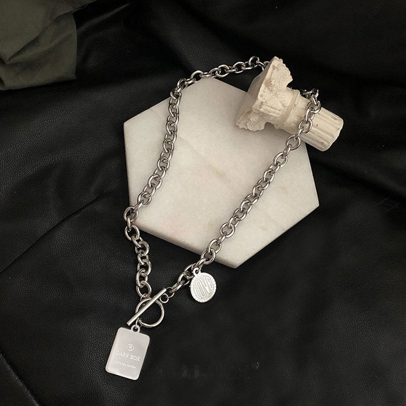 Collana con Pendente Geometrico in Acciaio Inossidabile per Donna e Uomo con Ciondoli in Acciaio al Titanio Lucidato e Catena a Croce