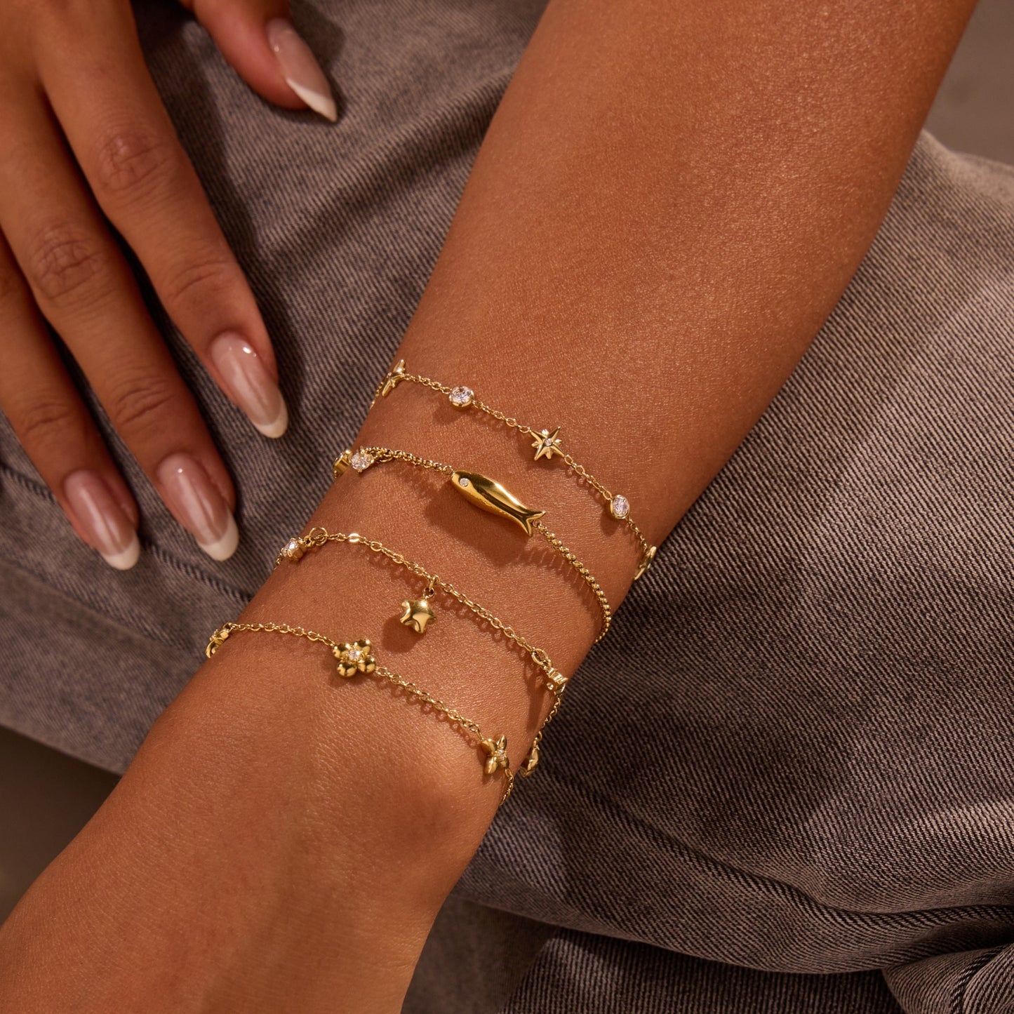 Fashionable Star-Shaped Titanium Steel Bracelet with 18K Gold Plating and Zircon Inlay for Women