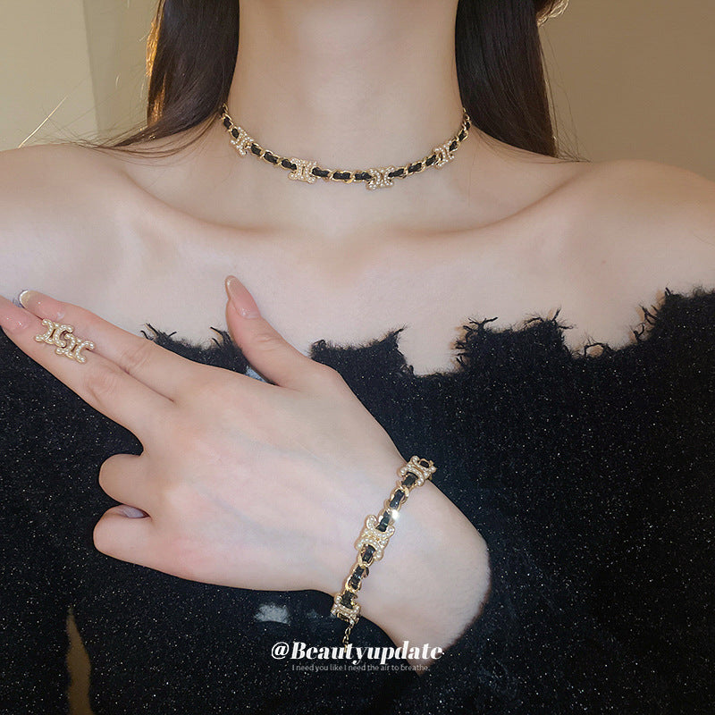 Set de collar con colgante de doble C de cuero trenzado para mujer con dije de aleación, cadena de medallón minimalista elegante, patrón floral, diseño circular geométrico, joyería de moda de lujo ligera