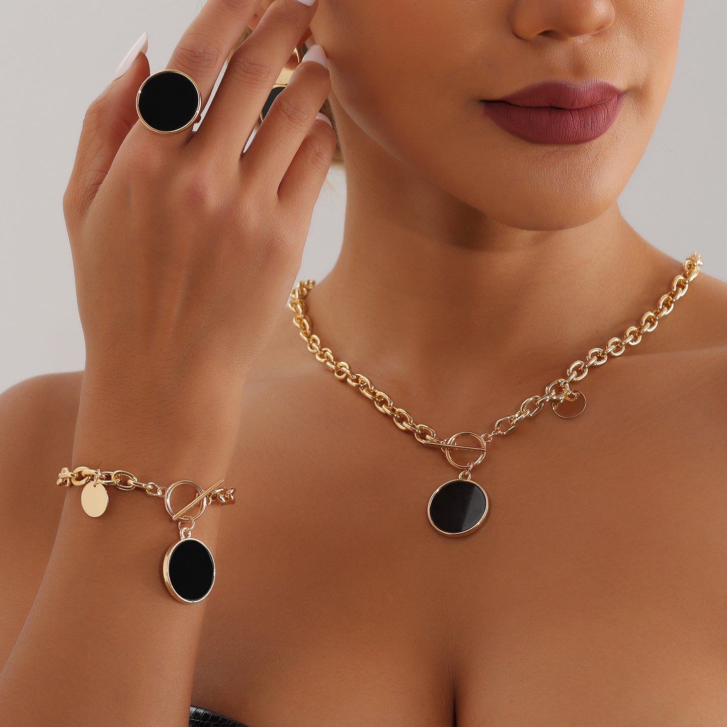 Anillo de mujer con banda de metal galvanizado, diseño geométrico ajustable en negro con aspecto de nácar, a la moda