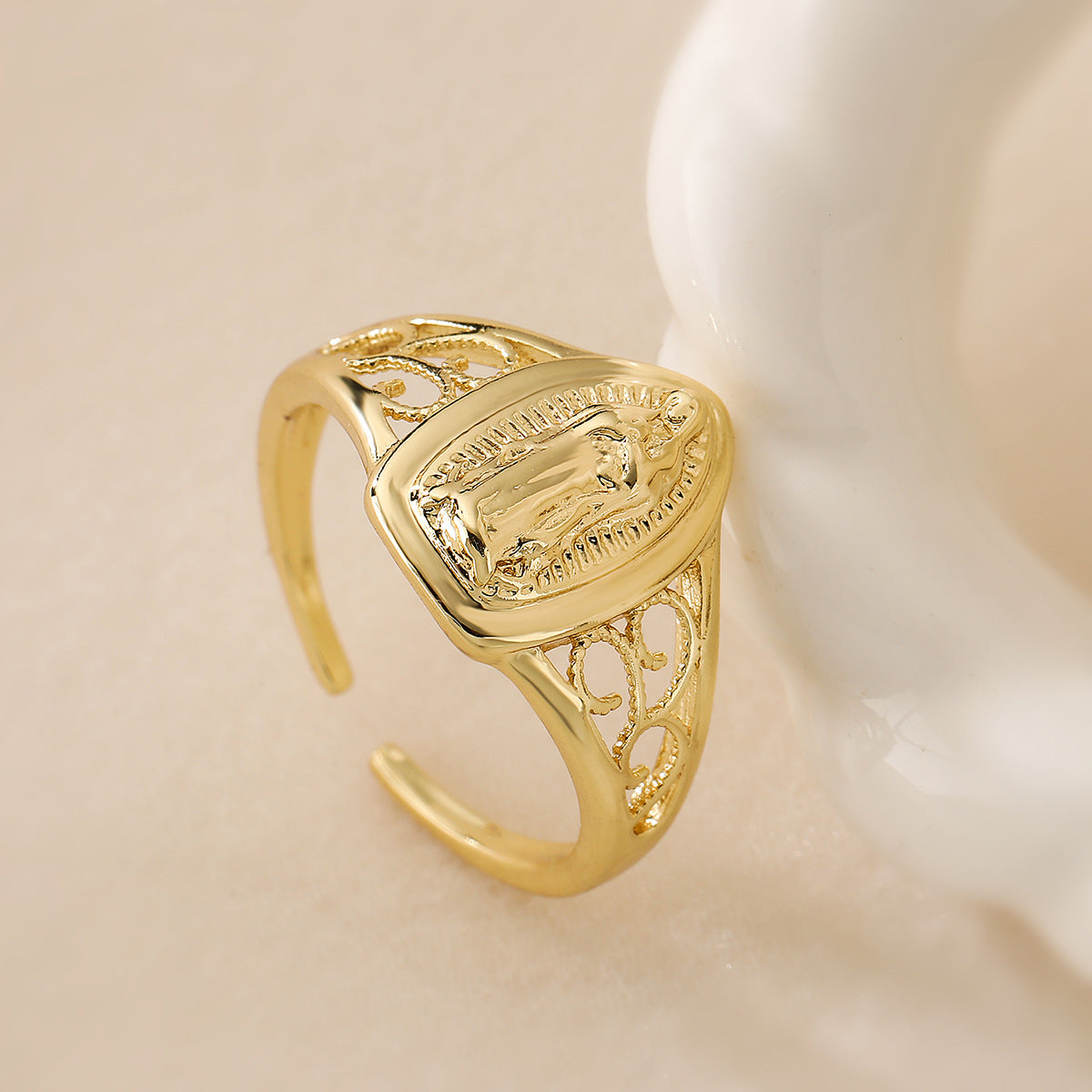 Anillo de Corazón Abierto Geométrico Minimalista para Mujer en Latón con Baño de Oro e Incrustación de Zirconia