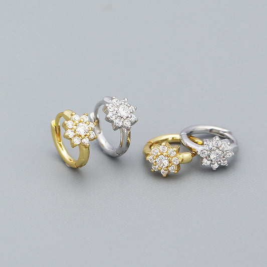 Orecchini a perno da donna minimalisti con fiori in argento con intarsi di strass, design a margherita in argento sterling S925, gioielli per l'orecchio leggeri di lusso