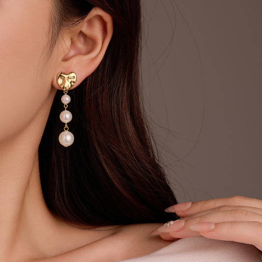 Pendientes colgantes con corazón arrugado de estilo vintage en acero de titanio con chapado en oro de 18 quilates y detalles de perlas