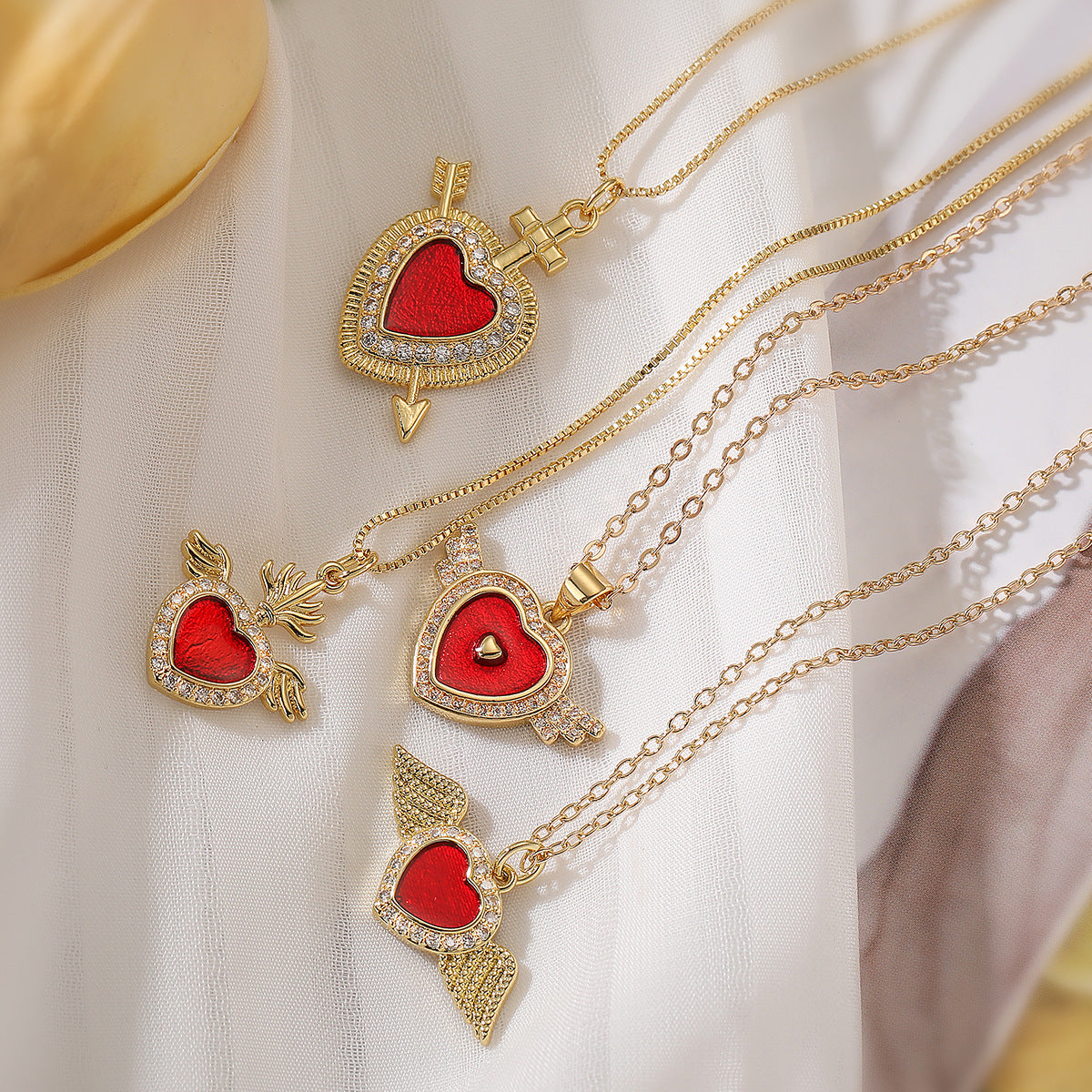 Collana da donna con ciondolo a forma di cuore in rame, intarsiato con zirconi, stile minimalista