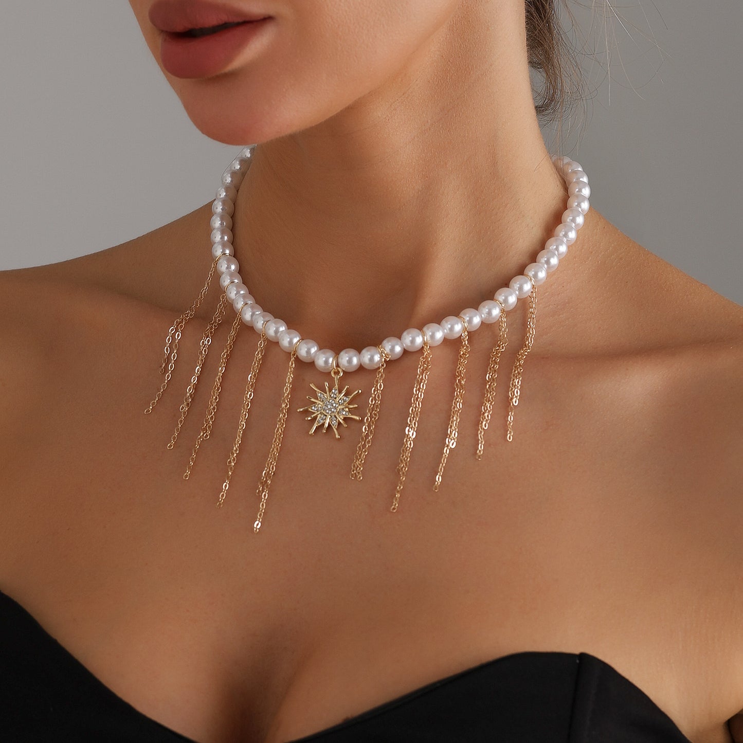 Collar con colgante de estrella geométrica para mujer con incrustaciones de diamantes de imitación y gargantilla de cadena de aleación chapada en oro