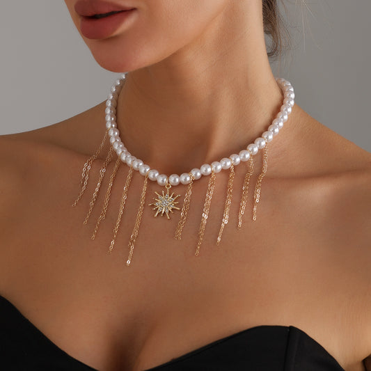 Collar con colgante de estrella geométrica para mujer con incrustaciones de diamantes de imitación y gargantilla de cadena de aleación chapada en oro