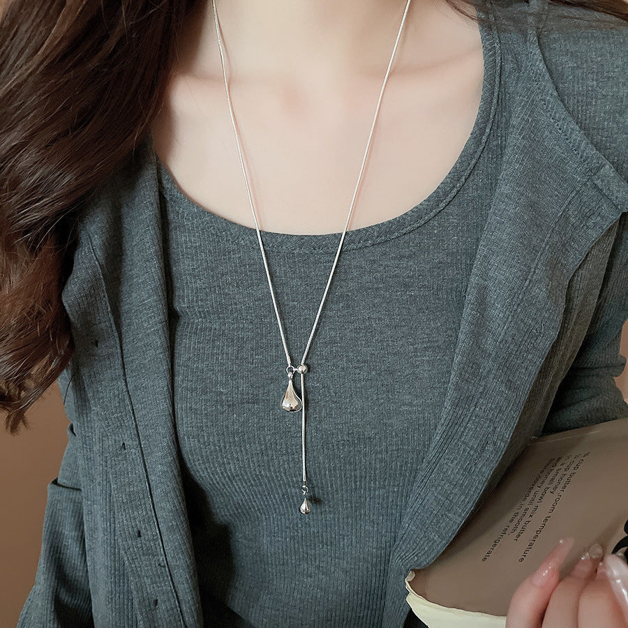 Collana con ciondolo a goccia minimalista dai toni freddi in lega placcata per donna, catena per maglione casual