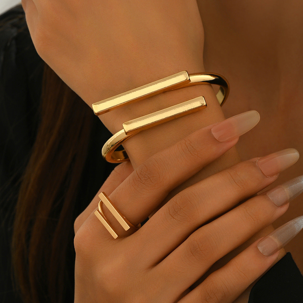 Conjunto de pulsera y anillo minimalistas de aleación de zinc chapada con diseño de lujo ligero y elegante para mujer