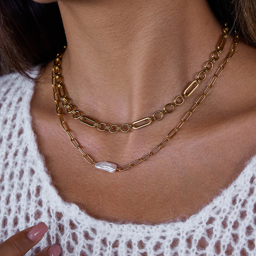 Collar minimalista de acero inoxidable con forma de clip, colgante de perla cultivada y detalles de pedrería para mujer