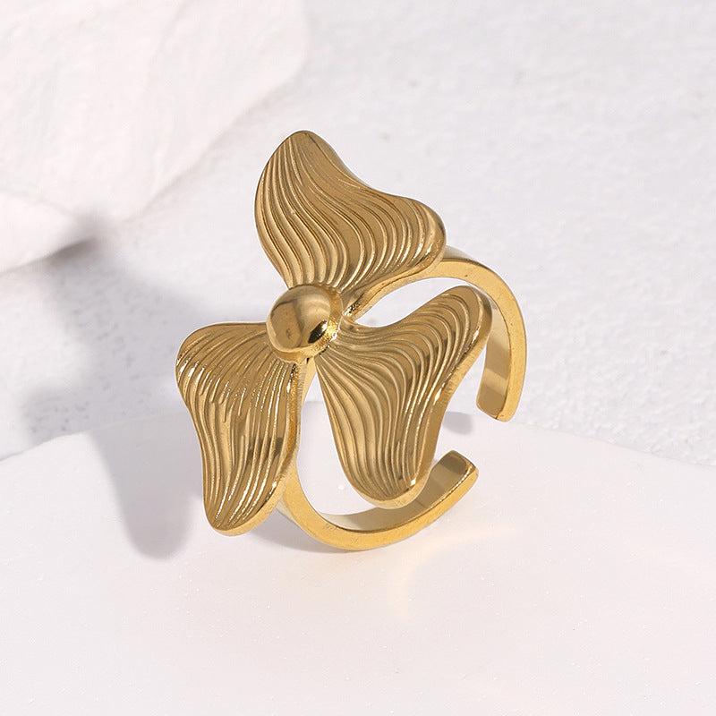 Anello a fascia floreale minimalista in acciaio inossidabile con placcatura in oro 18 carati da donna