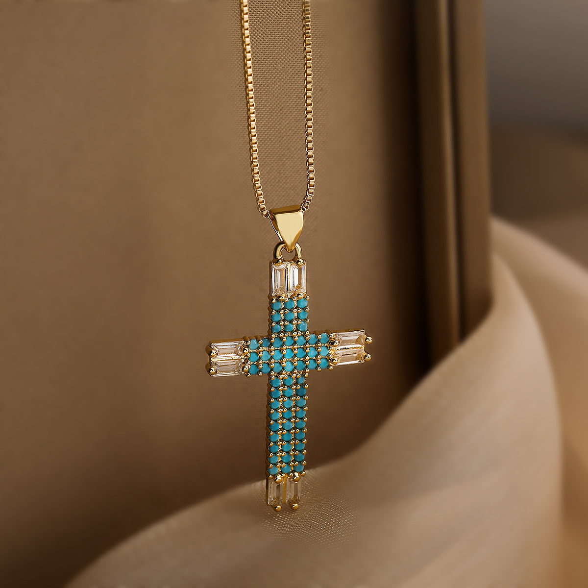 Collana Pendente a Croce Minimalista da Donna con Base in Rame Placcato Oro e Intarsio di Zirconi