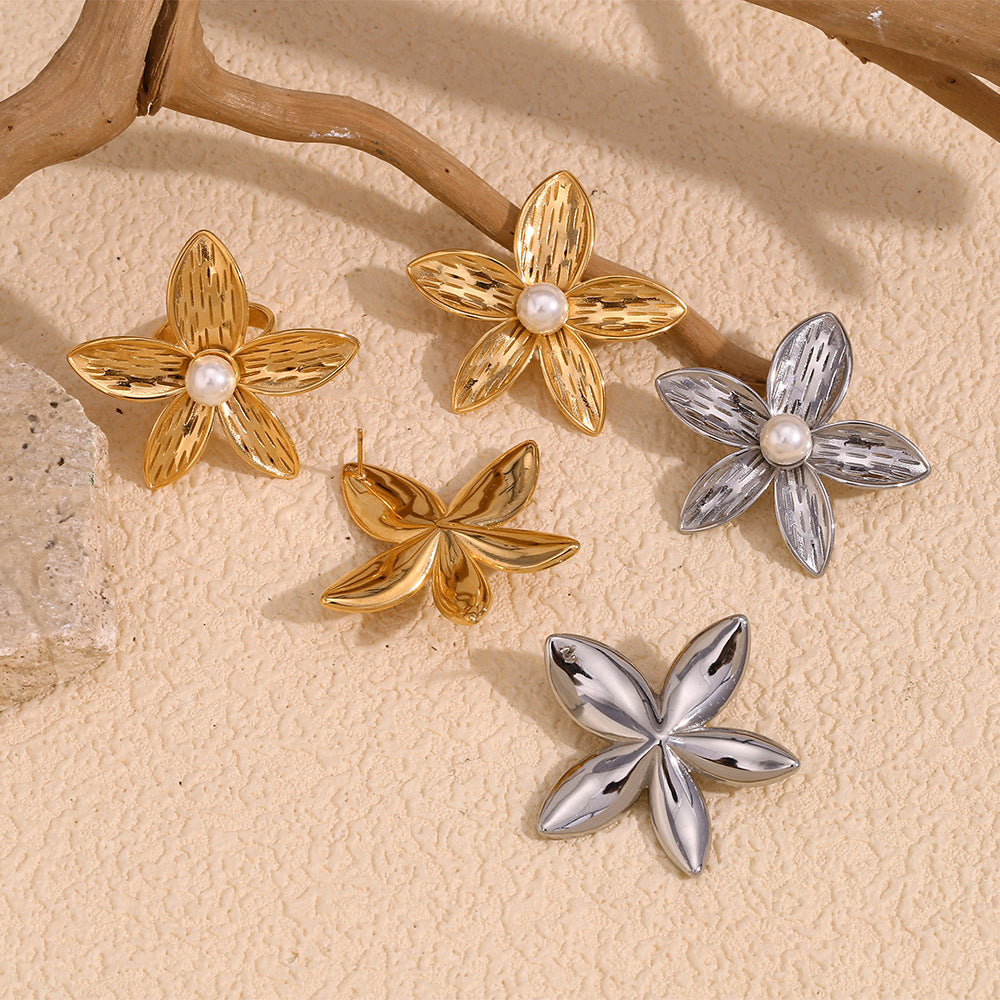 Orecchini da donna placcati oro 18 carati in acciaio inossidabile con design floreale vintage e perla artificiale
