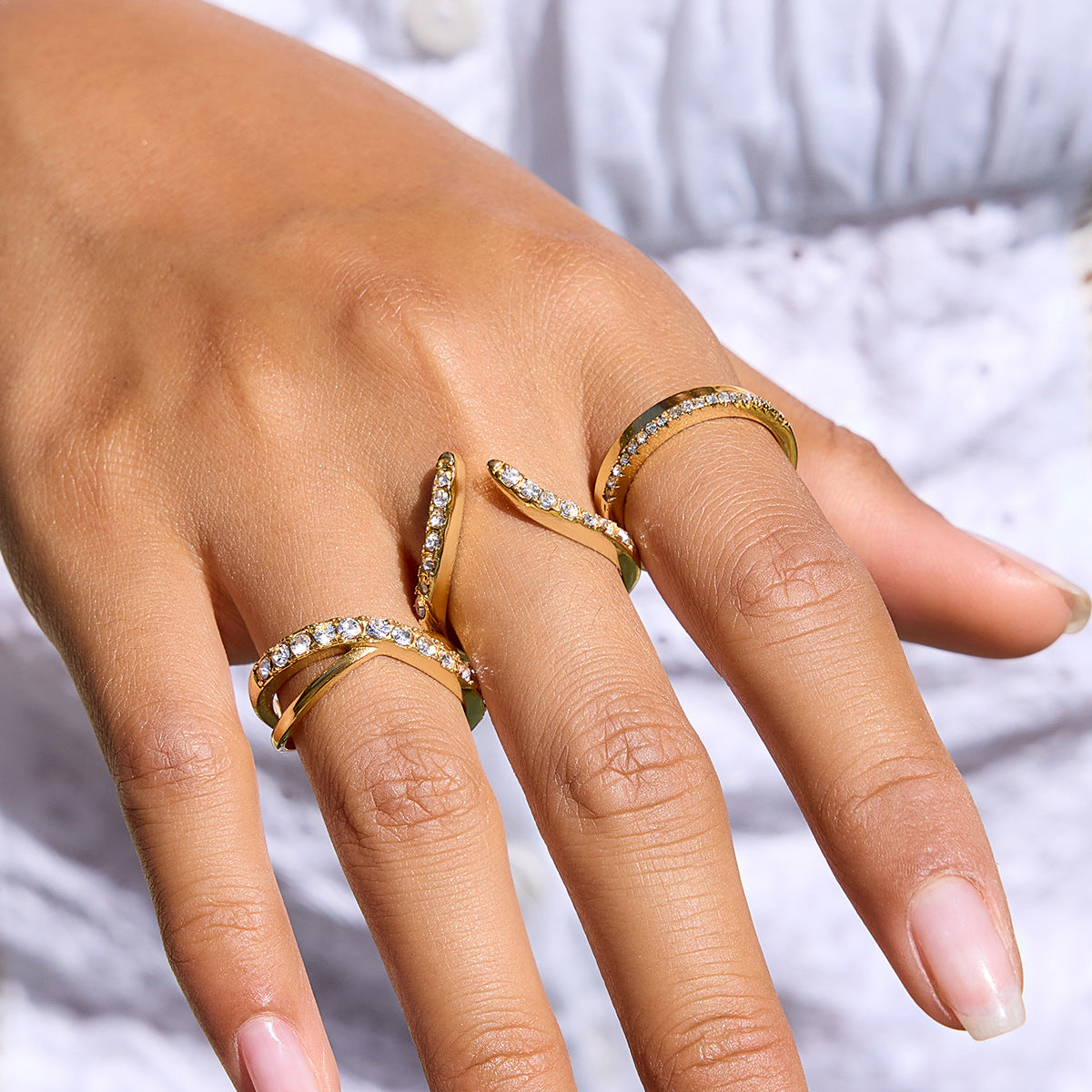 Anillo Geométrico de Acero Inoxidable Enchapado en Titanio para Mujer con Circonitas Blancas, Joyería Minimalista Elegante Adecuada para la Oficina