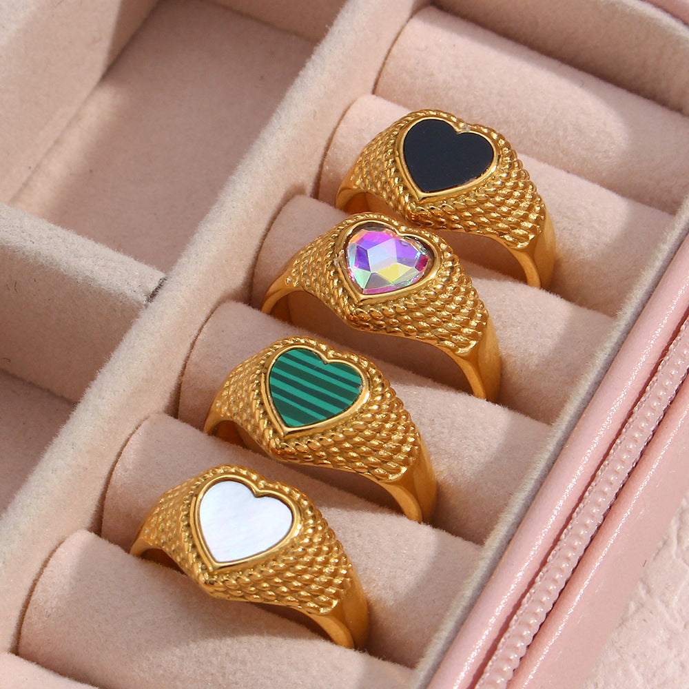 Anillo de acero inoxidable con forma de corazón estilo lujo, baño de oro de 18K y diseño trenzado.