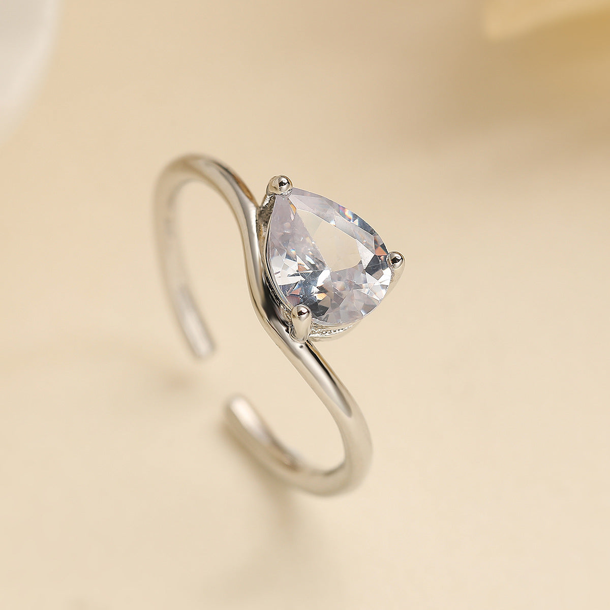 Anillo Minimalista Geométrico Abierto con Forma de Gota para Mujer en Latón con Baño de Oro de 18K y Incrustaciones de Circonita