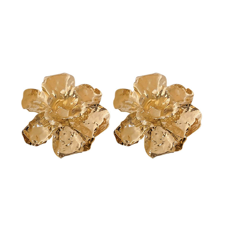 Orecchini a perno da donna in metallo con fiori esagerati e finitura placcata, design floreale plissettato 3D, gioielli alla moda e di lusso