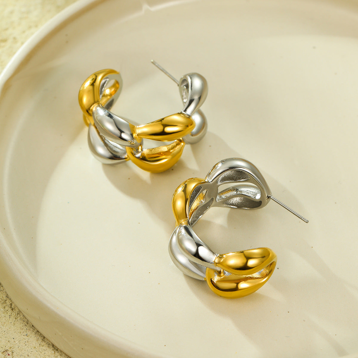 Aretes de aro retorcidos en forma de C de acero inoxidable vintage con baño de oro de 18 quilates para mujer
