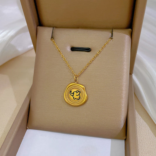 Collar con colgante de elefante minimalista para mujer, cadena con medallón de acero titanio chapado y diseño cuadrado geométrico de esquina cortada