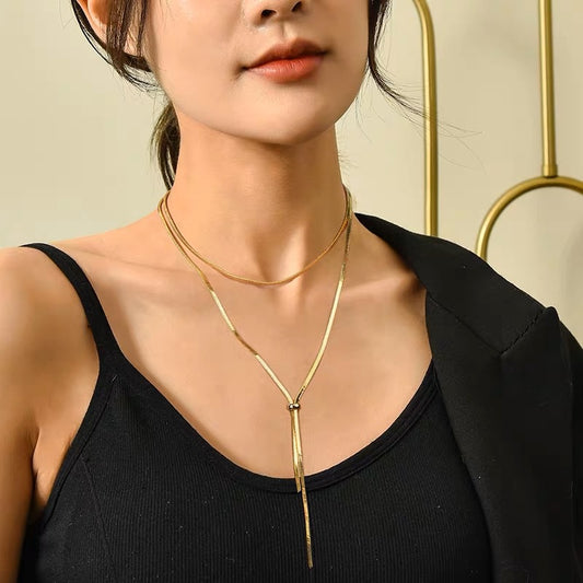 Collar Minimalista Ajustable con Borla y Cadena para Mujer con Colgante de Acero de Titanio y Acabado Chapado