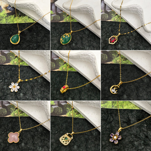 Collar con colgante floral minimalista de cinco pétalos en acero de titanio con incrustaciones de diamantes de imitación y dije de cobre bañado en oro sobre cadena tipo O