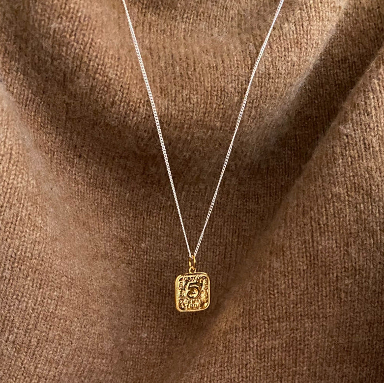 Collana con pendente a numero quadrato minimalista in argento sterling 925 con accenti in oro e argento su catena a sfere