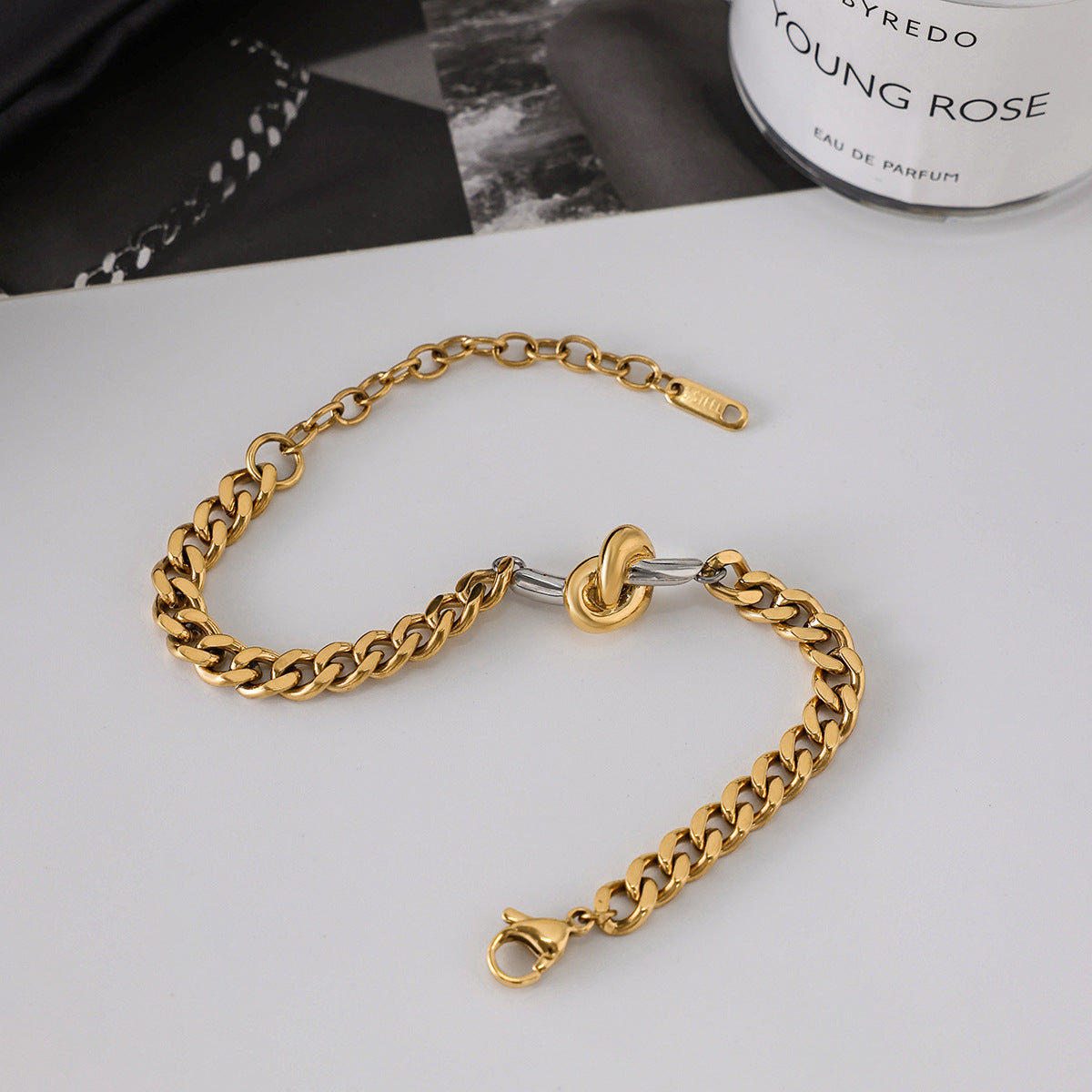 Bracciale in acciaio al titanio con nodo geometrico minimalista e finitura placcata da donna