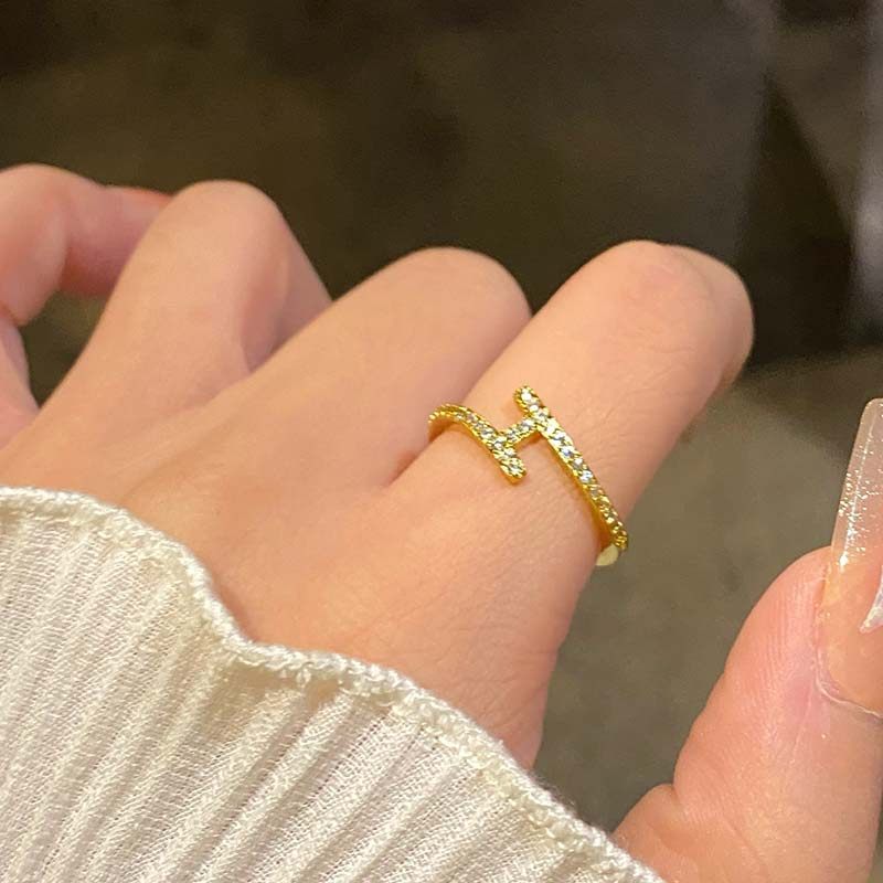 Anillo de lujo con apertura transversal geométrica para mujer, con baño de oro e incrustaciones de circonitas