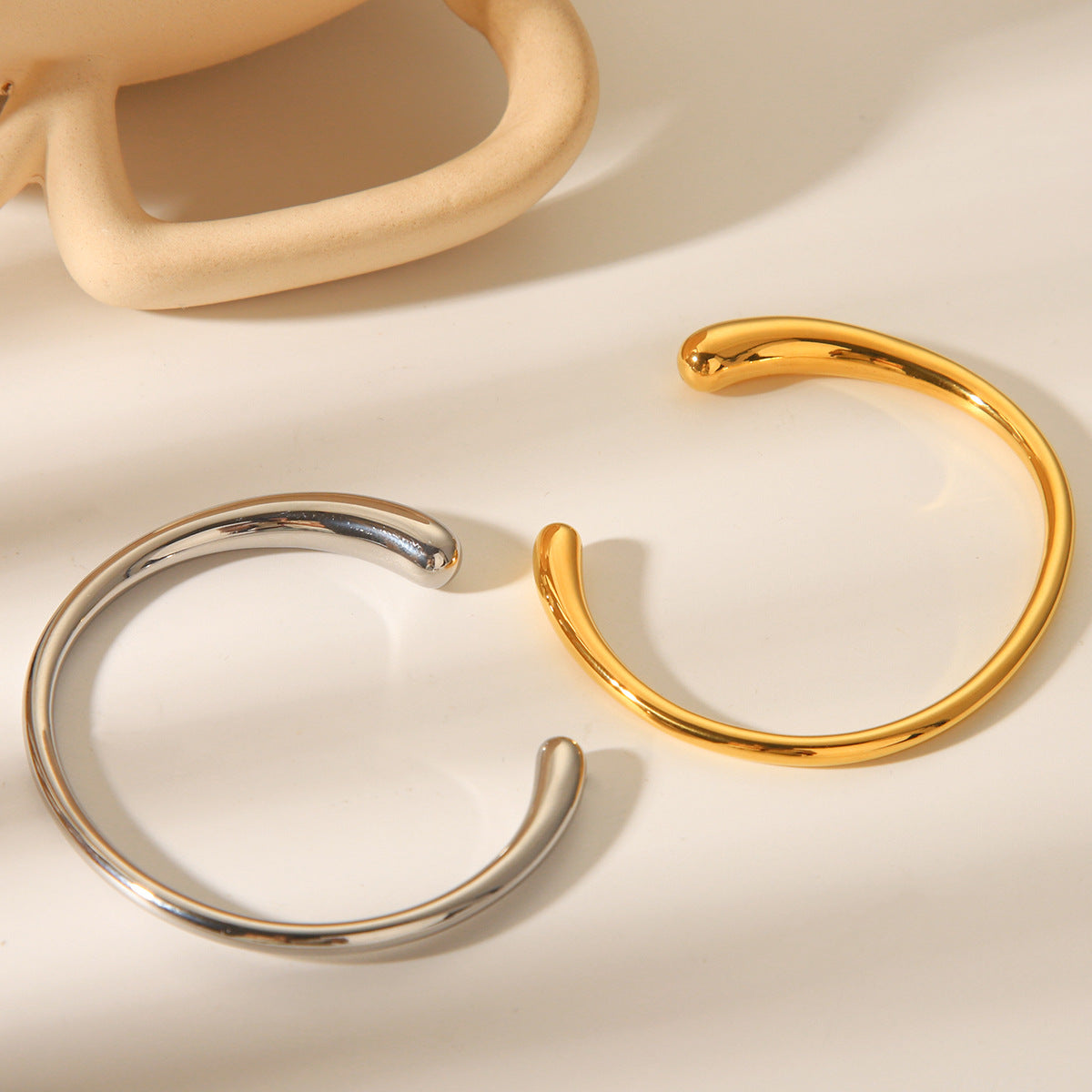 Minimalist Smooth Finish Titanium Steel Open Bangle for Women Cold Aesthetic Luxury Hypoallergenic 18K Gold Plated Bracelet