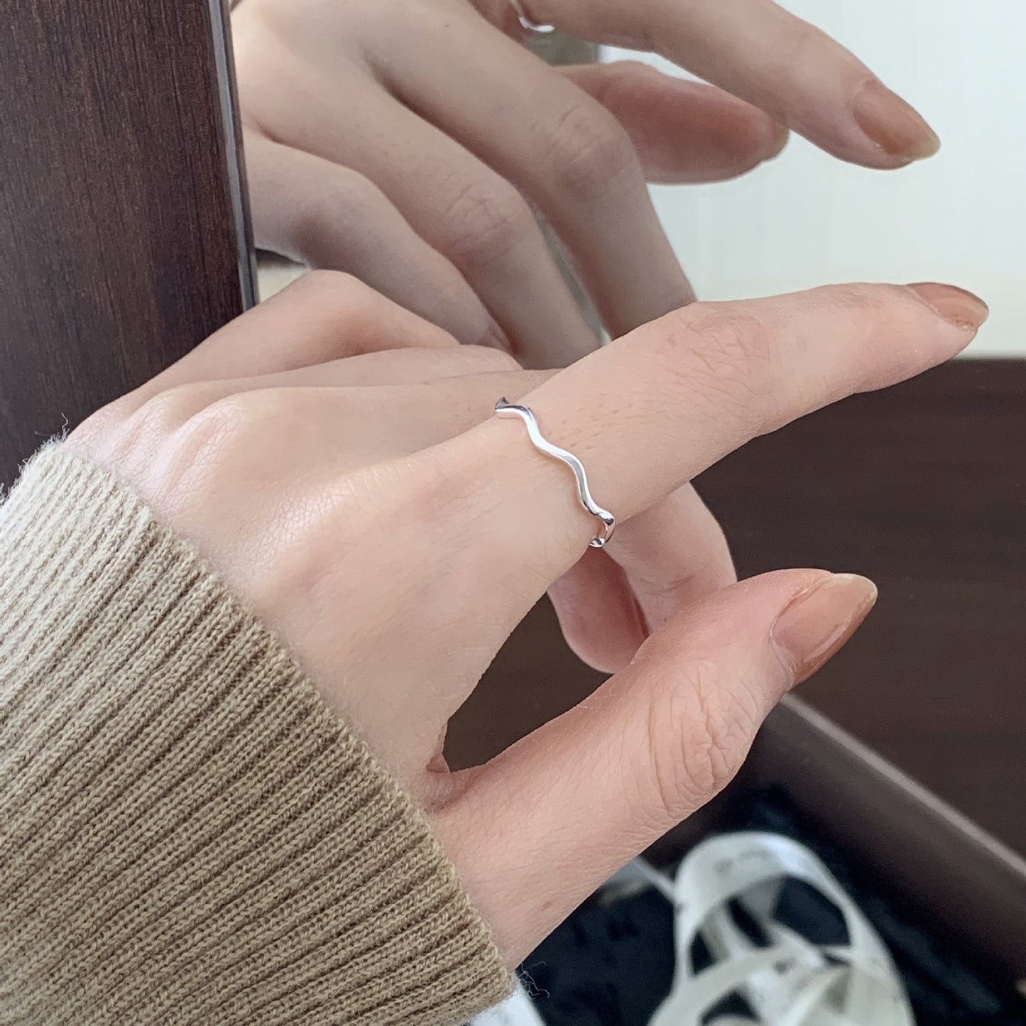 Anello da donna minimalista a forma di onda in argento sterling 925 con finitura placcata
