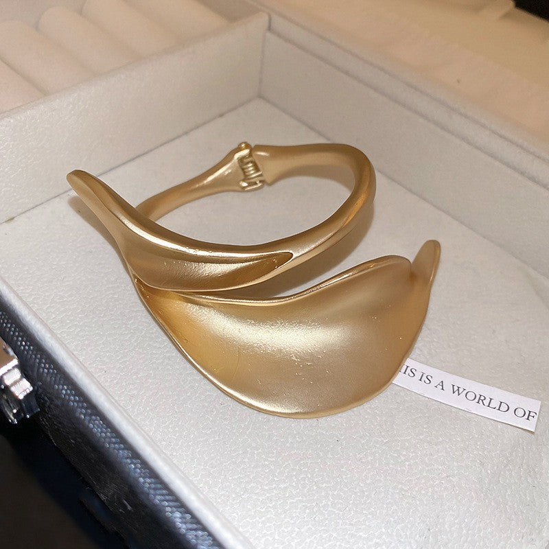 Pulsera Cóncava Irregular Minimalista para Mujer en Aleación de Latón con Acabado Galvánico