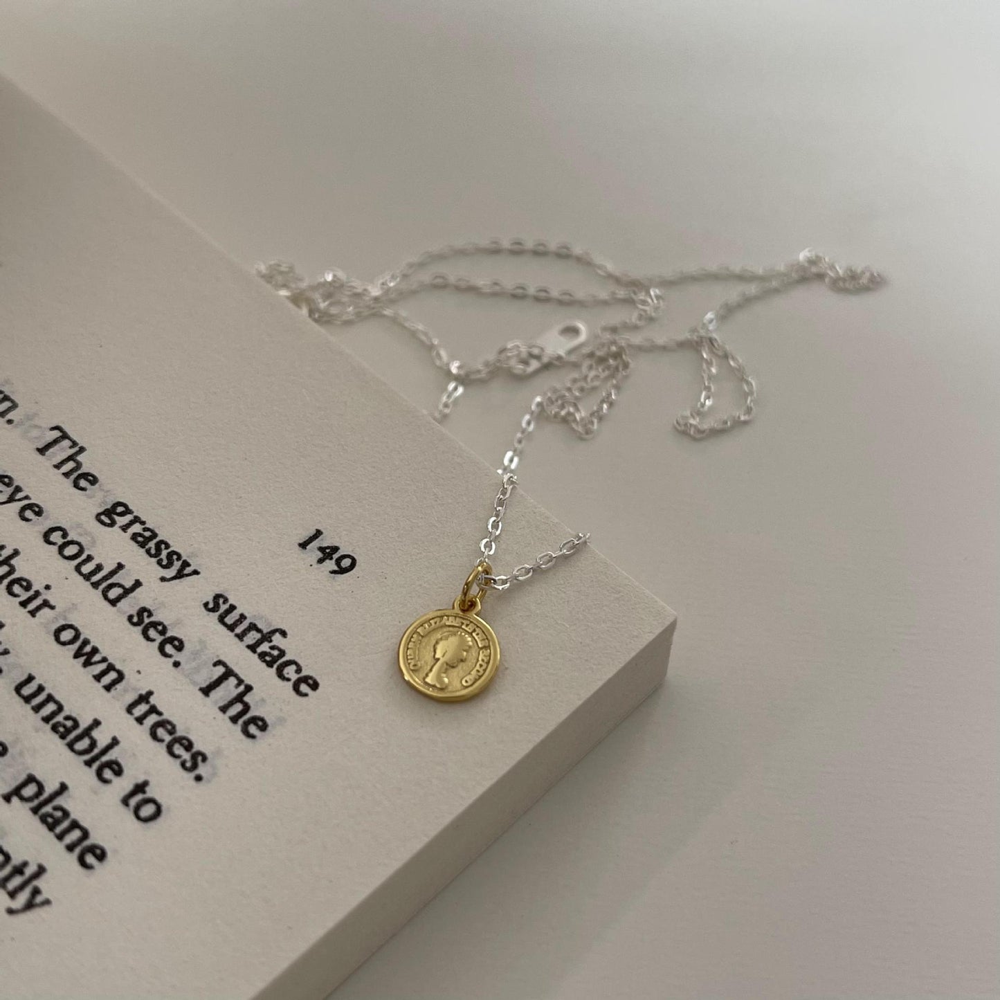 Collana con ciondolo a forma di angelo geometrico minimalista in argento sterling 925 con catena a croce