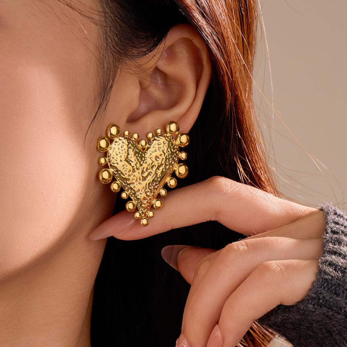 Pendientes de acero titanio con forma de corazón vintage, textura martillada y chapado en oro para mujer