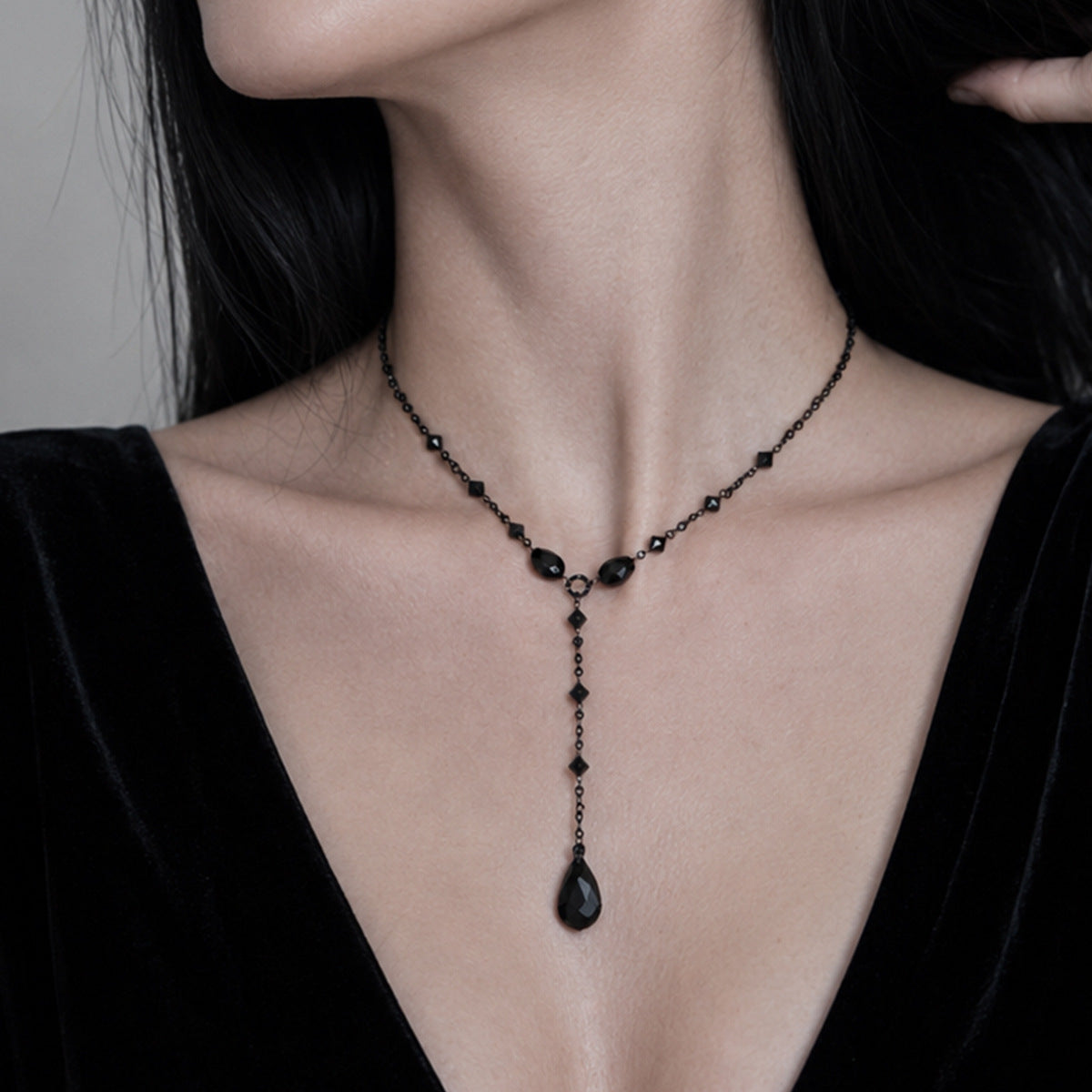 Vintage Gothic Teardrop Rhinestone Pendant Plated Alloy Choker Necklace with Tassel for Women