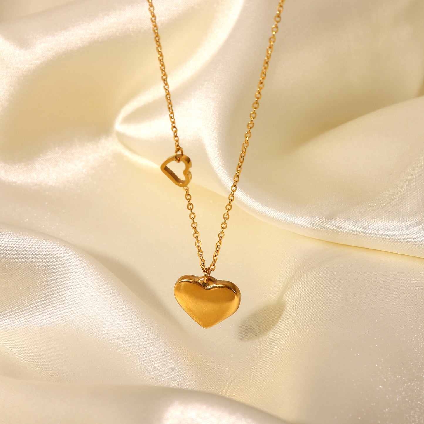 Elegant French-Style Heart-Shaped Pendant Necklace for Women in Stainless Steel with 18K Gold Plating
