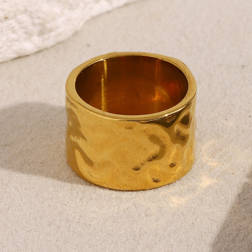 Anello da donna minimalista geometrico in acciaio inossidabile placcato oro 18 carati con dettaglio gemma in rilievo