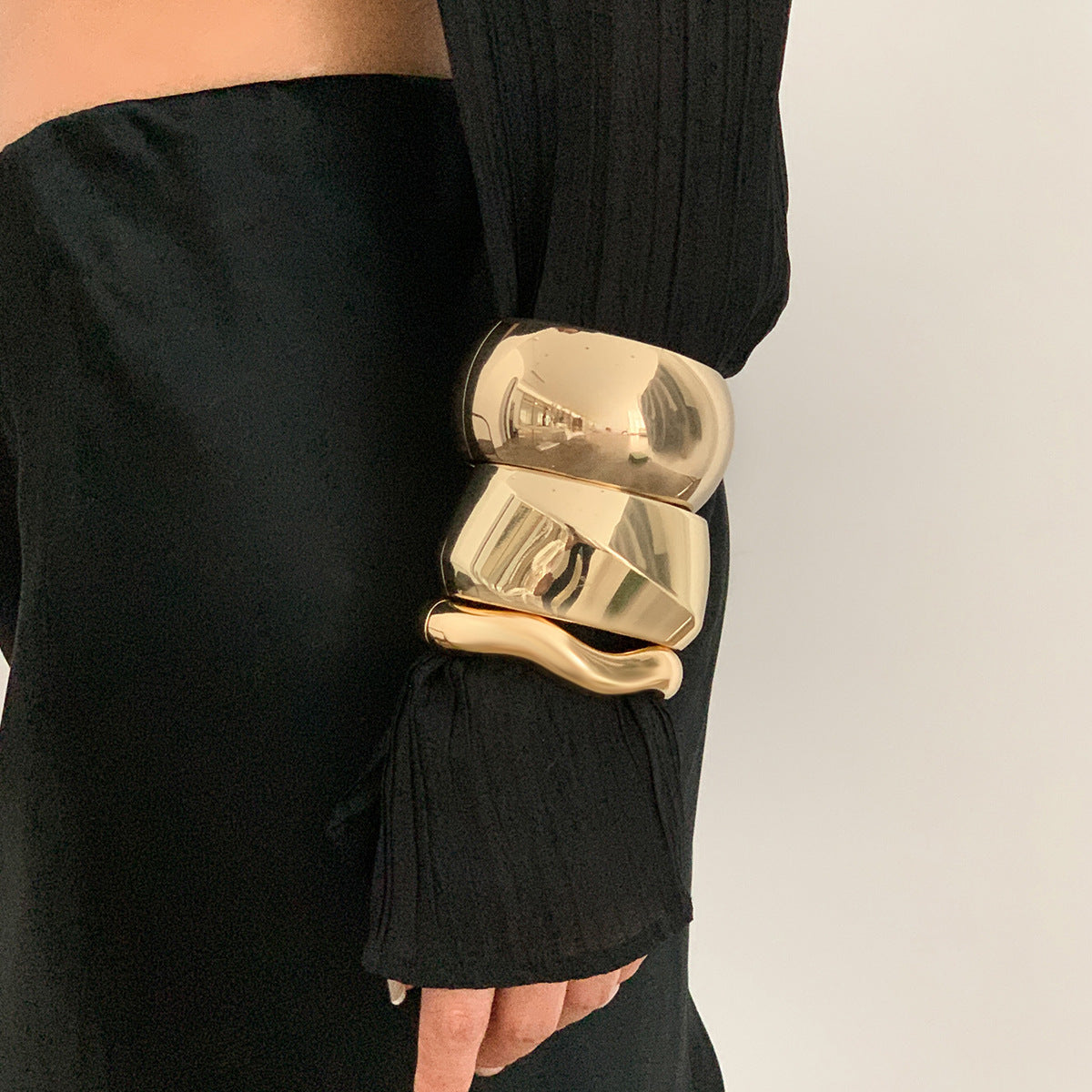 Pulsera de metal ancha ondulada irregular exagerada con diseño de muelle pulido y líneas geométricas