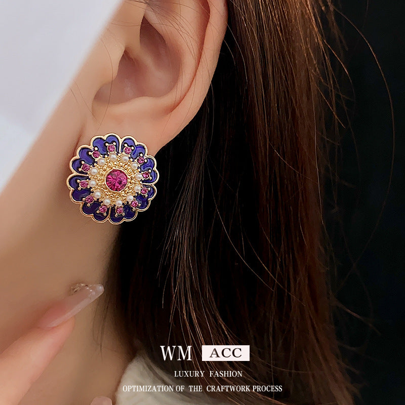 Vintage Style Pearl Flower Stud Earrings for Women with Alloy Base and Gold Plating